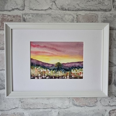 Original Landschaft Hügel Sonnenuntergang Wildblumen Baum Aquarell Gemälde gerahmt 