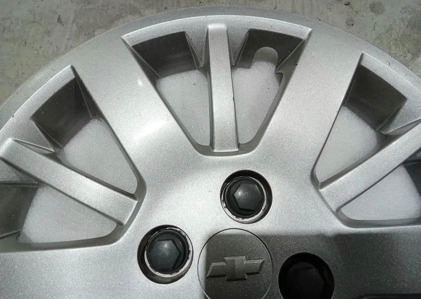 2009-2010 Chevrolet Cobalt 3285 tampa de roda 15" calota 12 raios prata 9598604 - Imagem 2 de 4