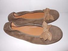 Clary's Women coffee brown leather slippers w. floral/leaves pattern;US size 8