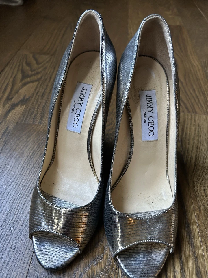 Jimmy Choo Baxen Wedge em acabamento de couro com estampa de cobra metálica dourada clara, tamanho 37 - Imagem 2 de 4