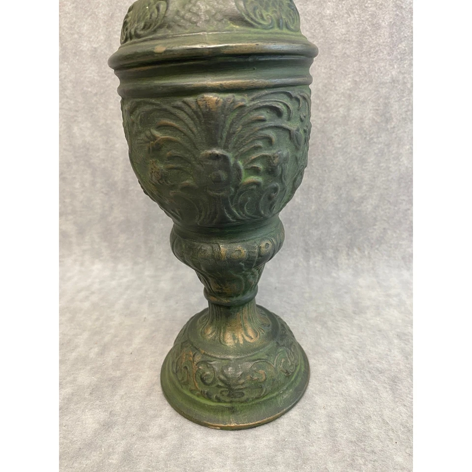 Jarrón decorativo jarra de metal vintage ornamentado con figuras en relieve oro verde Foto 3 de 4