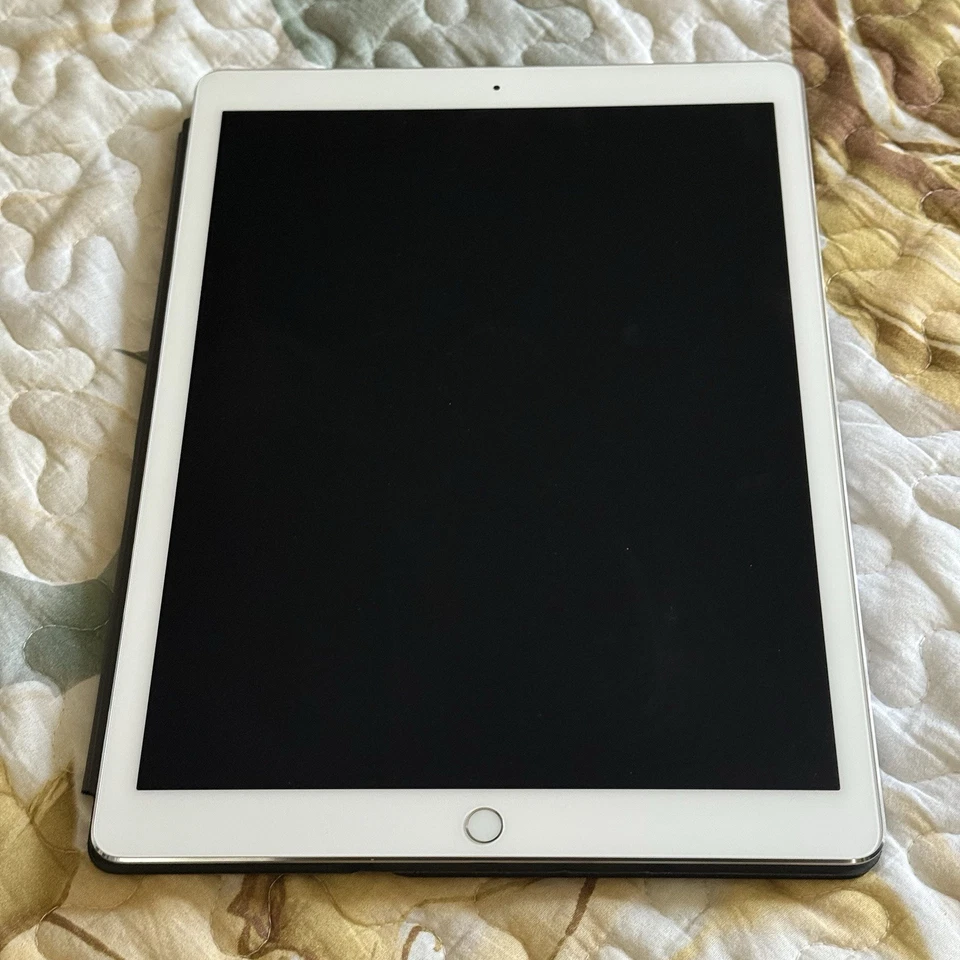 Apple iPad Pro 12.9-inch Wifi 128GB 1st Gen with 1st Gen Magic Keyboard Folio - Image 3 of 4