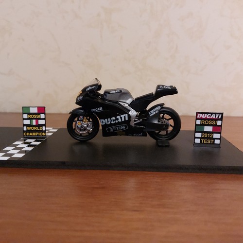 Valentino Rossi n.2 moto DUCATI/HONDA/ test - Scala 1:24 - con Pitboard - Foto 4 di 8