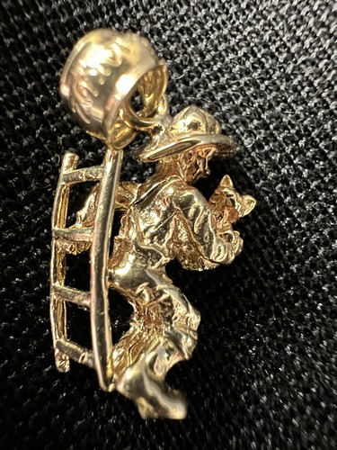 Pompiere in oro giallo 14 kt con scala e ciondolo gatto peso totale 3,3 g - Foto 6 di 7