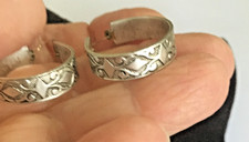 VINTAGE SILVER TONE EMBOSSED HOOP PIERCED EARRINGS 1"