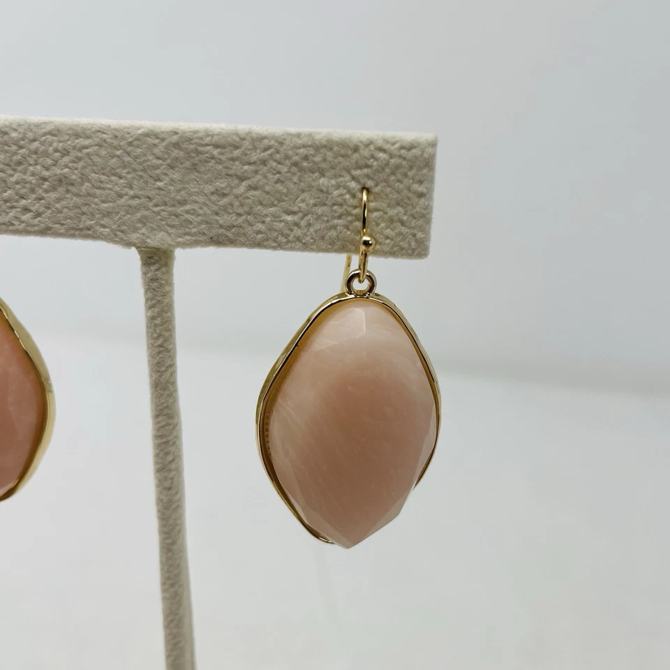 Pendientes colgantes llamativos de gancho de piedra rosa tono dorado de 2 pulgadas de largo Style & Co para mujer Foto 4 de 4
