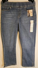 NWT Levi Strauss Signature Gold Totally Shaping Pull-On Capri Stretch Pockets