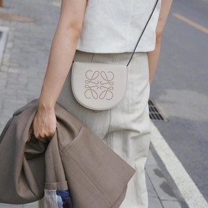 【全新美品】LOEWE ロエベheel pouch small TAN Loewe Soft Calfskin Mini Heel Pouch Tan – STYLISHTOP
