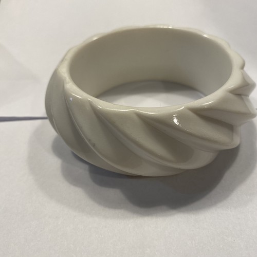 VINTAGE RETRO ANGLED MELON DESIGN WHITE CHUNKY THICK BANGLE LUCITE BRACELET
