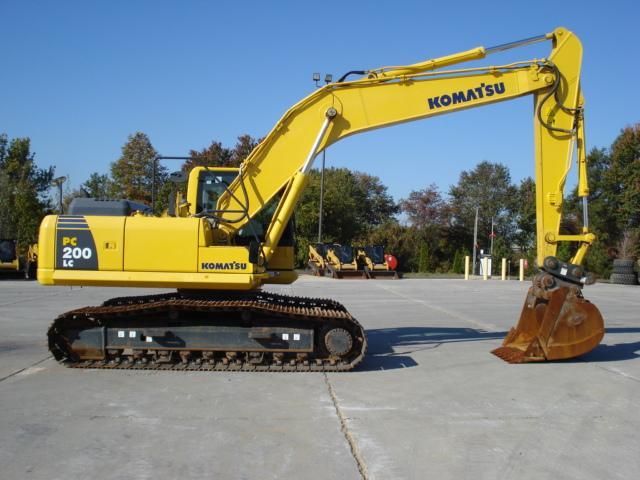 KOMATSU製 PC200-11 1/50 Komatsu PC200 Excavator | Specs