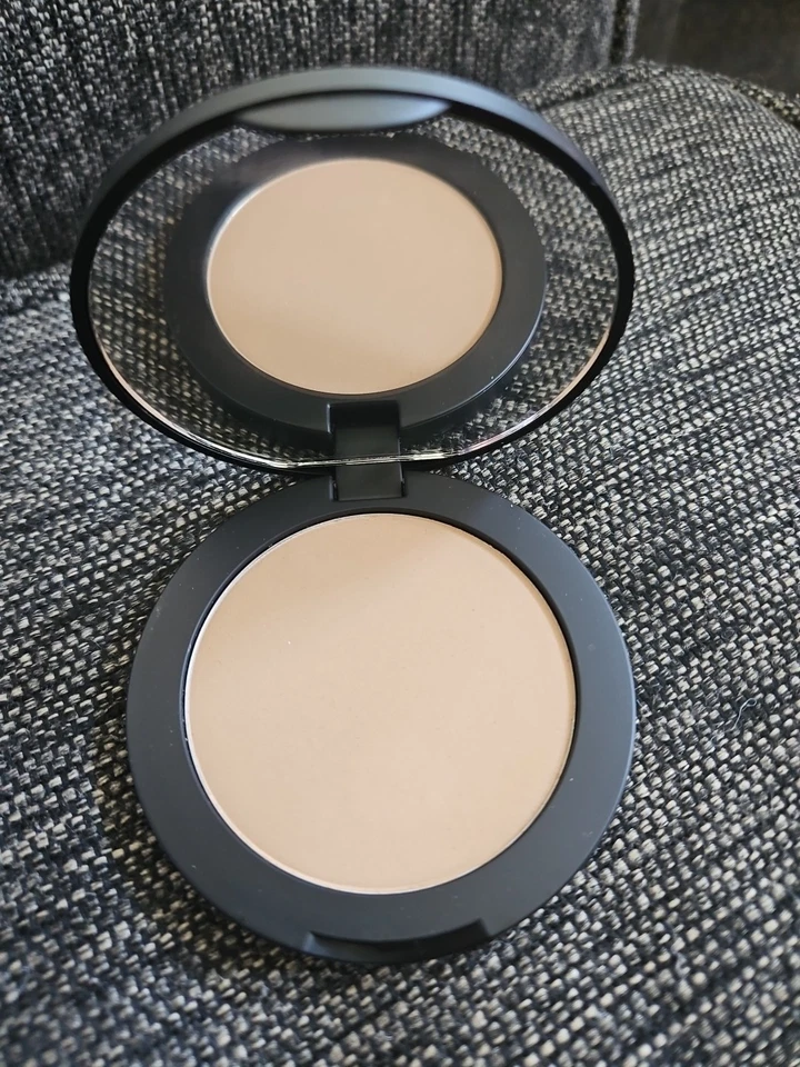 YOUNIQUE ~ BRONCEADOR MATE TÁCTIL ~ JUSTO ~ 0,405 OZ Foto 2 de 4