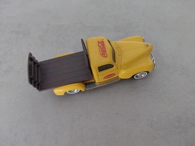 SOLIDO 1:43 DODGE 1940 Coca Cola jaune et rouge - Photo 1/3