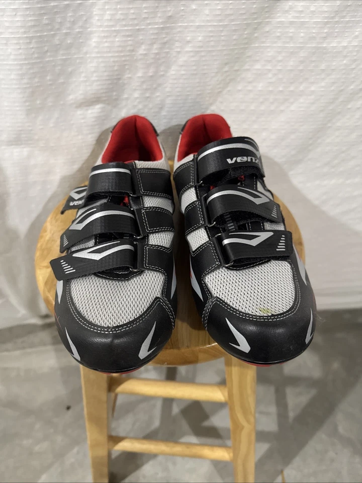 Zapatos de ciclismo Venzo MX negros/rojos/grises para hombre talla 10,5 EE. UU./UE 45 NUEVOS CON ETIQUETAS Foto 2 de 4