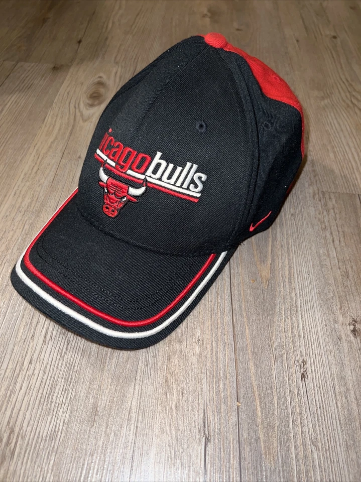 De colección Chicago Bulls NBA Nike Swoosh Gorra Negro Rojo Mezcla Lana Sombrero Talla L/XL Foto 2 de 4