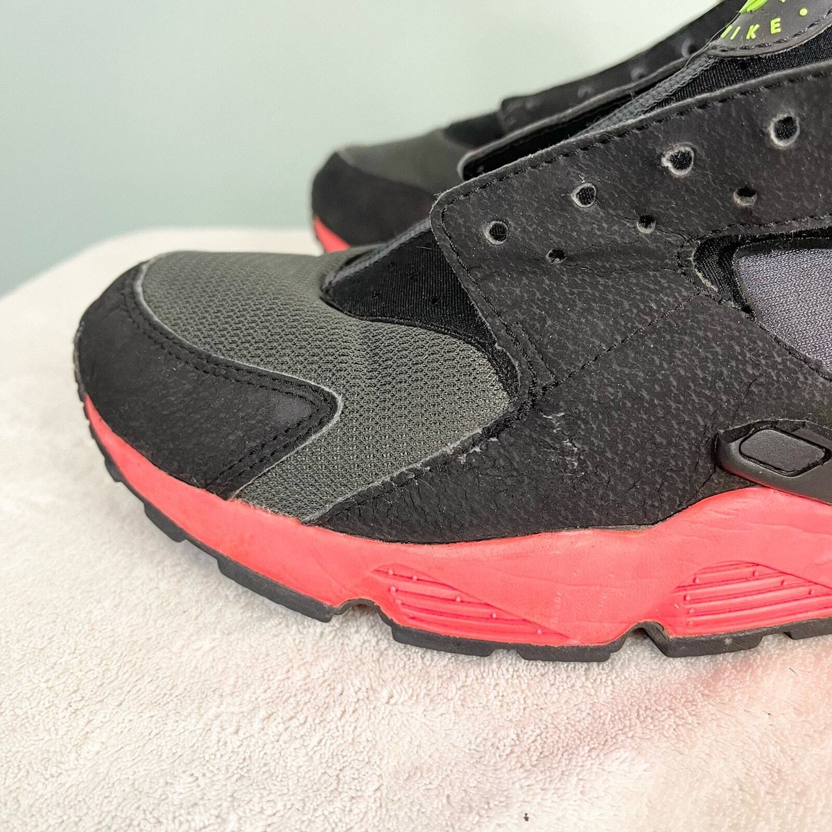 Nike Air Huarache Sneakers Shoes Mens 8.5 Black Hyperpunch  display picture 2