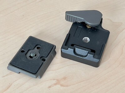 Manfrotto 323 Schnellwechseleinrichtung mit Schnellwechselplatte