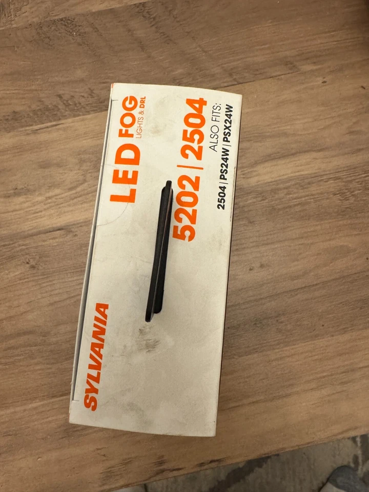 Коробка из 2 противотуманных ламп SLE Sylvania 5202LED 5202 LED DRL C15058357 6k - Изображение 3 из 4