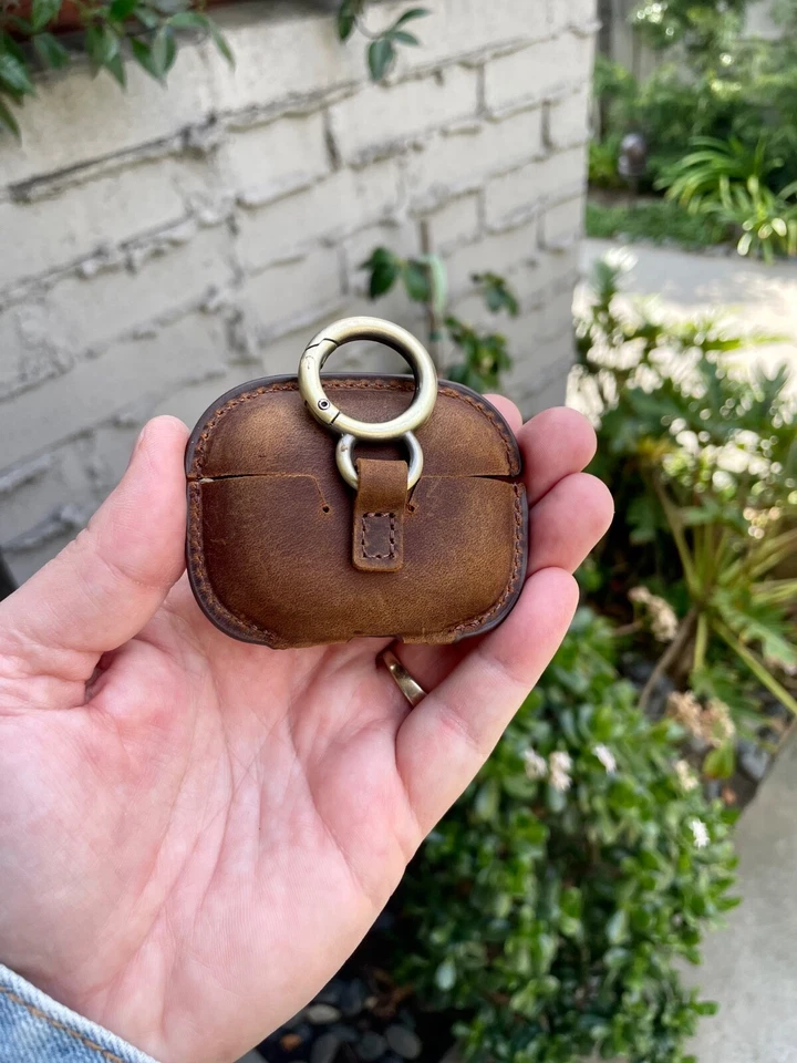 Funda de cuero hecha a mano para Apple AirPods Pro 2 - Clip de cubierta protectora a prueba de golpes Foto 3 de 4