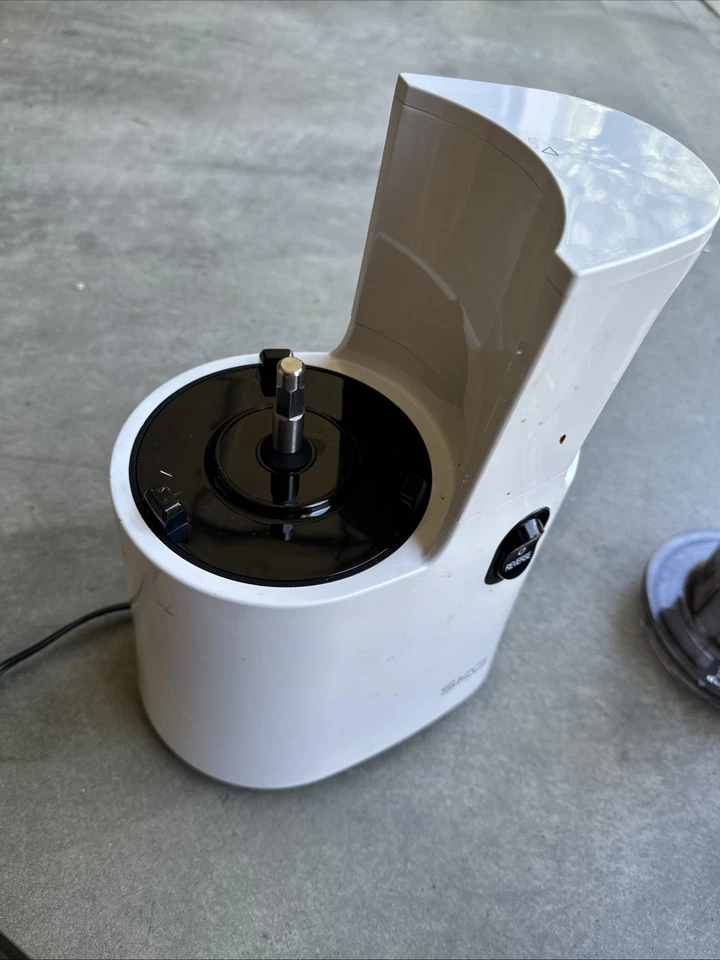 Exprimidor lento SKG Q8 extractor de jugo de masticación (probado/funcionando); faltan piezas Foto 2 de 4