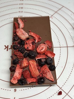 Milk Chocolate Bar  SPECIAL event strawberry blueberry flavour 80g. 