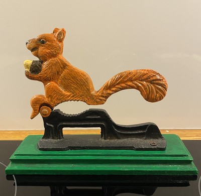 Seltener Vintage Gusseisen Nussknacker Eichhörnchen mit Eichel