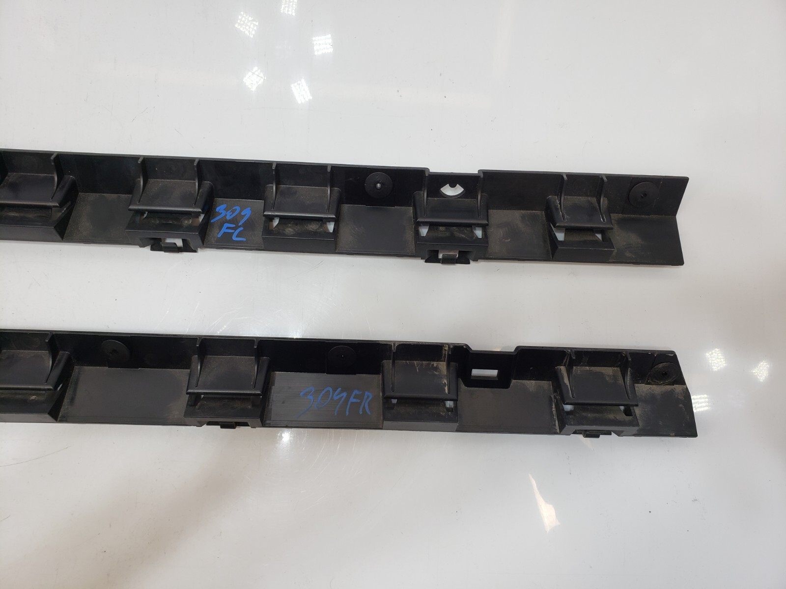 ✅ 10-14 OEM Rolls-Royce Ghost RR4 Front Left Right Side Rocker Panel Bracket