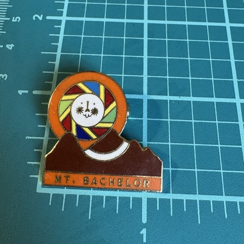 Vintage Mt Bachelor Ski Hat Coat Pin Bend Oregon Skiing Mountain Scape Souvenir - Picture 5 of 6