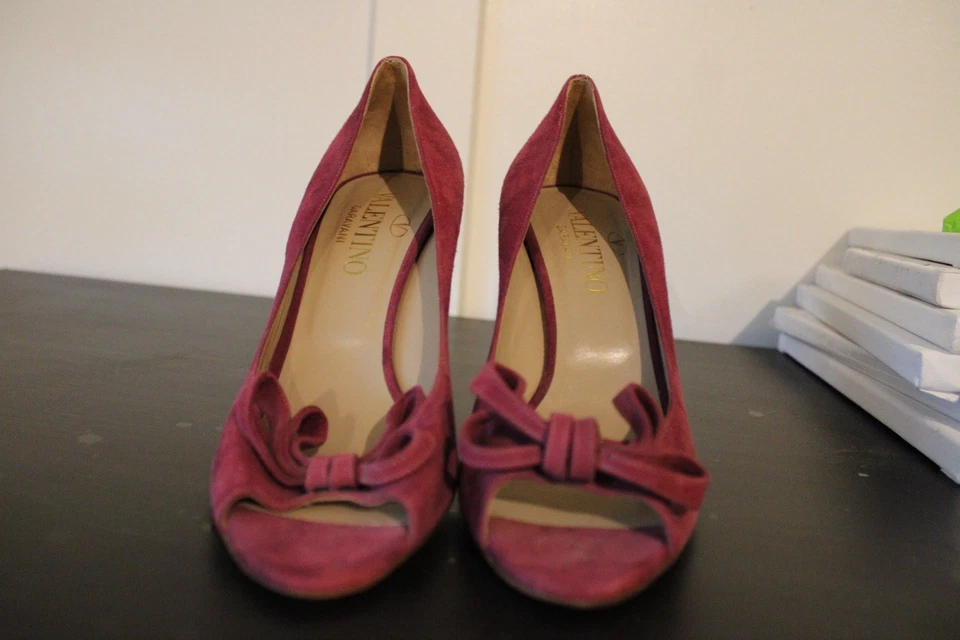 Zapatos de salón Valentino con detalles de moño de terciopelo borgoña Foto 3 de 4