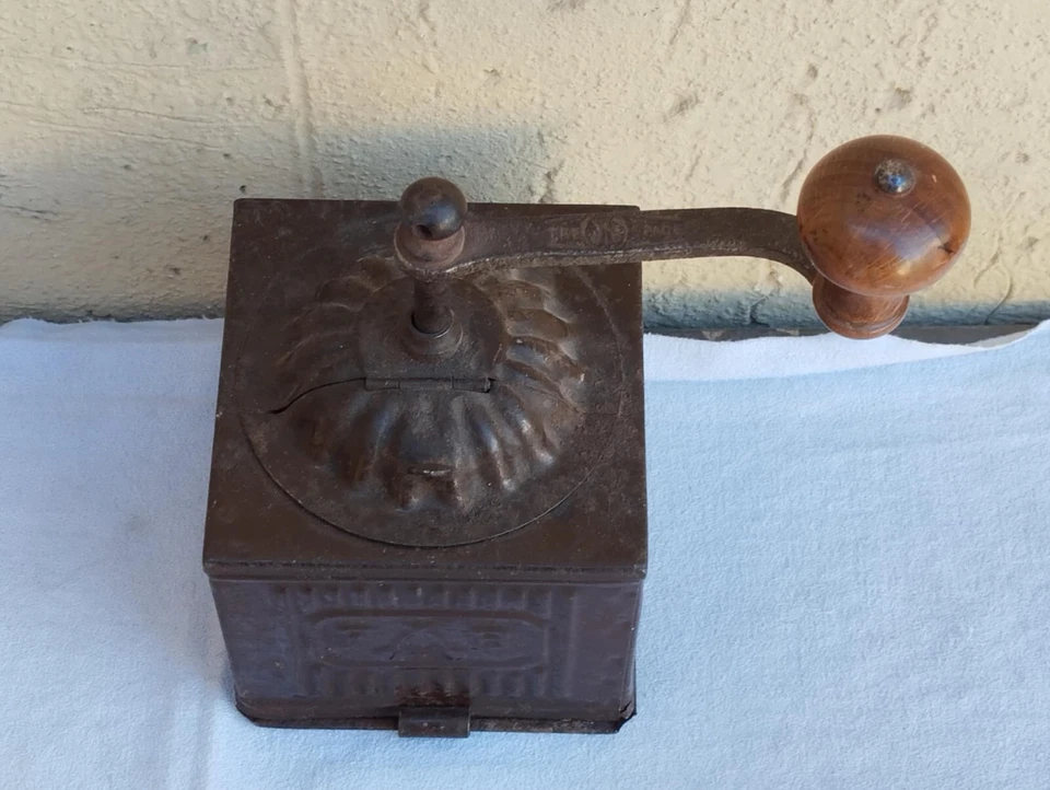 ANTICO XIX secolo MACININO MACINA CAFFÈ FB TRE SPADE IN LATTA POMELLO DI LEGNO - Immagine 3 di 4