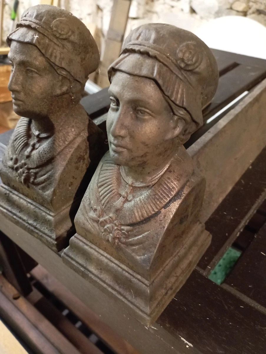 Paire de chenets anciens en laiton et fonte - style Louis XVI - décor