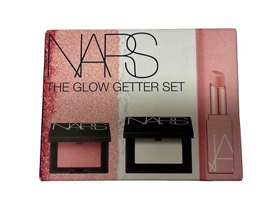 NARS The Glow Getter Set. Rouge, lichtreflektierender festigender Puder und Lippenbalsam.