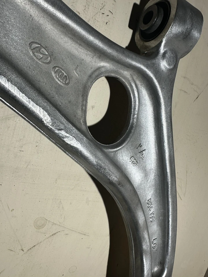 Передний нижний правый рычаг управления 2014 Kia Optima - Изображение 3 из 4