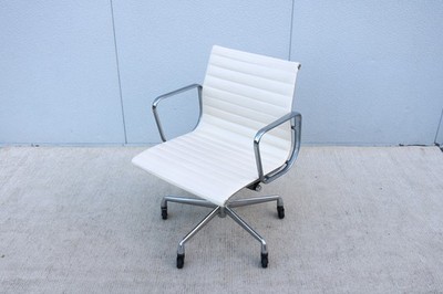 Mid-Century Herman Miller Eames Aluminum Group Management Chair in White Leather
