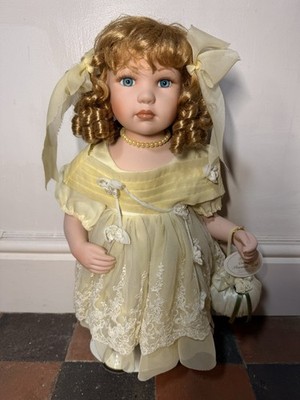 Leonardo Collection Porzellan Sammlerpuppe 51 cm blond blaue Augen Ständer & Etikett