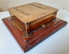 ARTI E MESTIERI SCATOLA OTTONE SU ZOCCOLO IN LEGNO MESSAGGIO DI NATALE NASCOSTO PER 1895