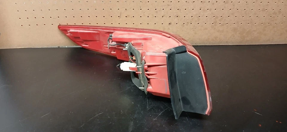 16 17 18 19 20 KIA OPTIMA REAR RIGHT TAILLIGHT OEM 92402D5000 - Image 3 of 4