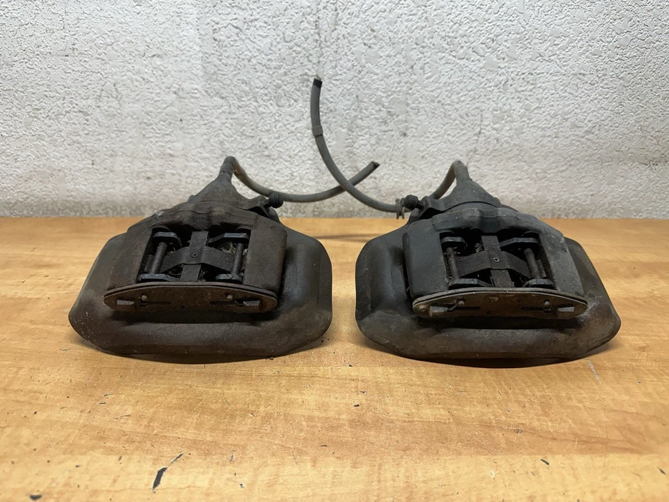Par de pinzas de freno delanteras izquierda y derecha Porsche 924 1980 OEM Foto 2 de 4