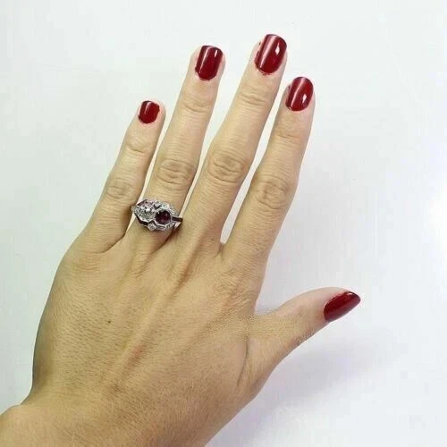 Anillo de compromiso estilo Art Deco creado en laboratorio con diamantes y rubíes acabado oro blanco de 14K Foto 2 de 4