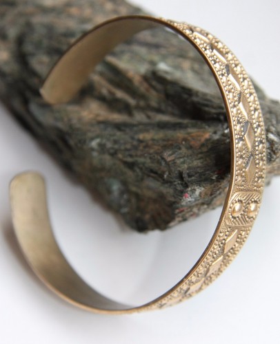 Antique Golden Tone Decorated Bronze Bracelet - Picture 6 of 6