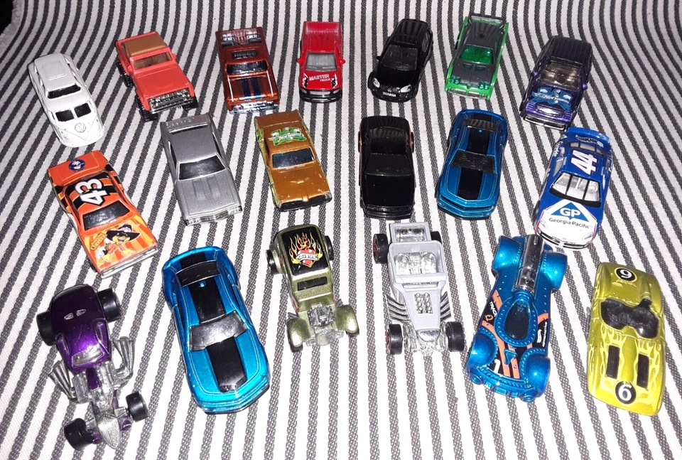 VTG LOT OF 19 SET MATTEL HOT WHEELS - HOT RODS - TRUCKS - RACE CARS - VANS - etc - Image 2 of 4