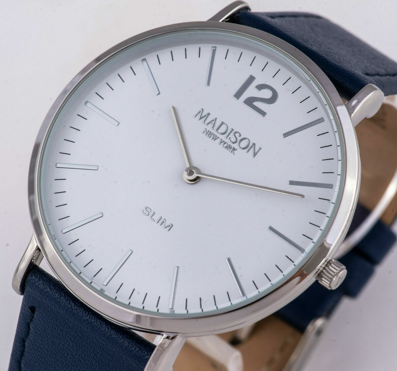 Montre homme Madison New York Slim, fini les montres lourdes avec ce bracelet cuir léger M42