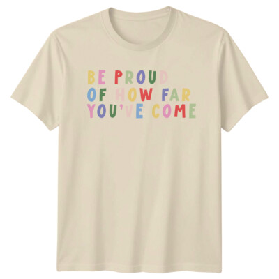 Be Proud Of How Far You've Come T-Shirt mit feministischem Spruch