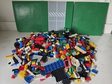 Lote a granel piezas LEGO ladrillos años 80/90 piezas ruedas sin clasificar 6 libras aprox con tablas