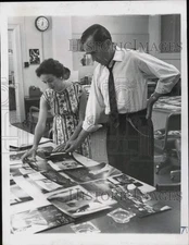 1961 Press Photo Suzanne Bailey and Edward Murrow check photos in Washington