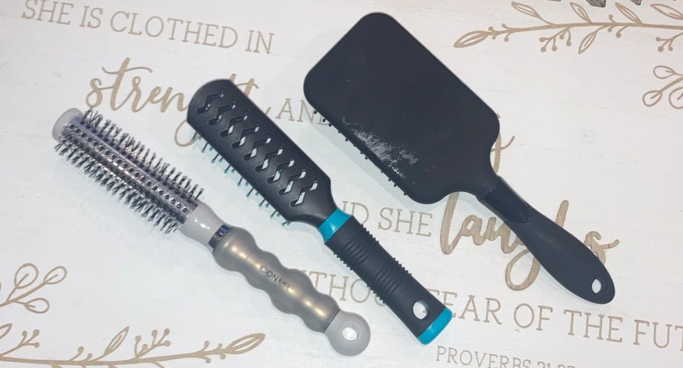 Cepillo de pelo Conair Pro con cerdas de nailon, multiusos, los colores pueden variar Foto 2 de 2