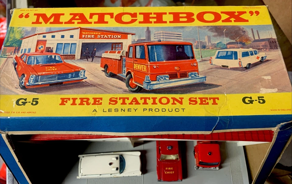 DIE-CAST LESNEY 1963 MATCHBOX FIRE STATION SET G-5 W/RARE WINDOW BOX & 3 CARS - Image 3 of 4