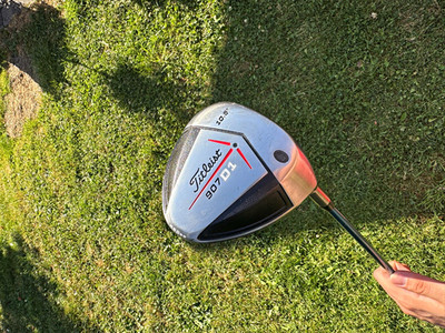Titleist 907 D1 Driver RH 10,5° Graphitschaft Regular Flex Silber/Schwarz