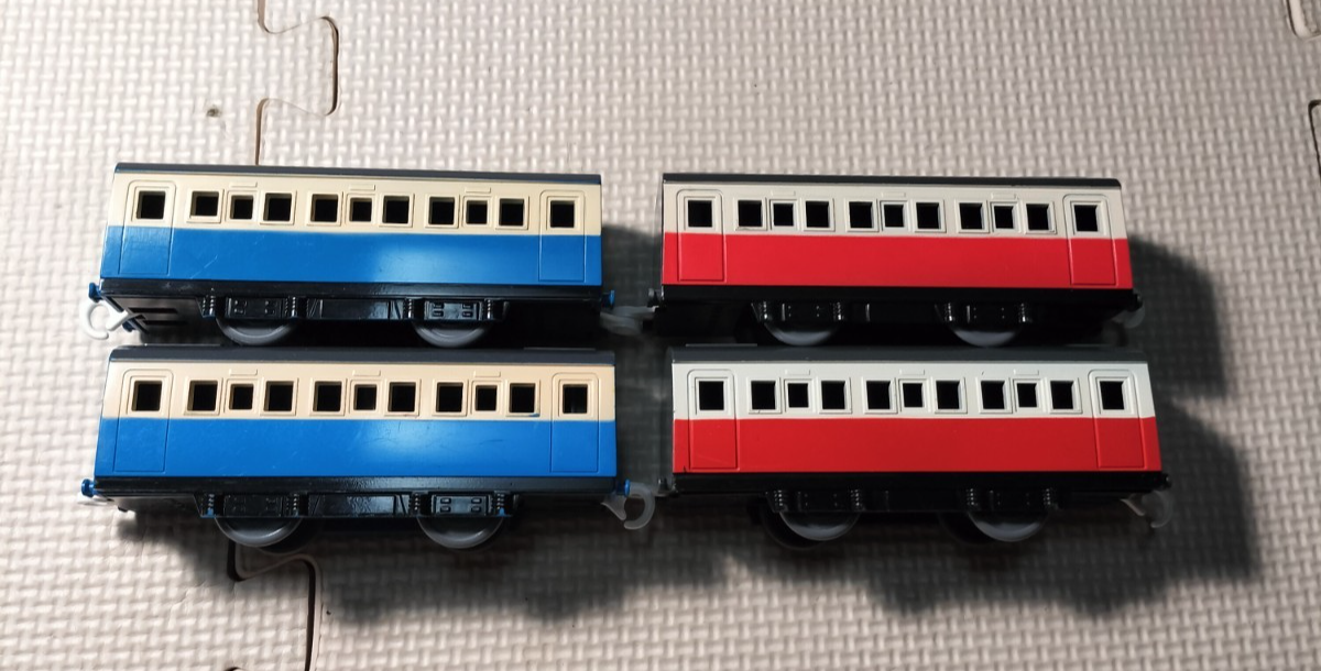 Tomy Thomas & Friends Series 2Red 2Blue Passenger Express Coaches