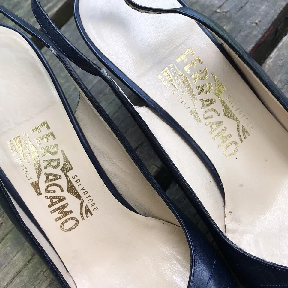 Salvatore Ferragamo Cuero Azul Marino Cordones Gatito Tacón Arco 9 Aa Estrecho De Colección Años 80  Foto 3 de 4