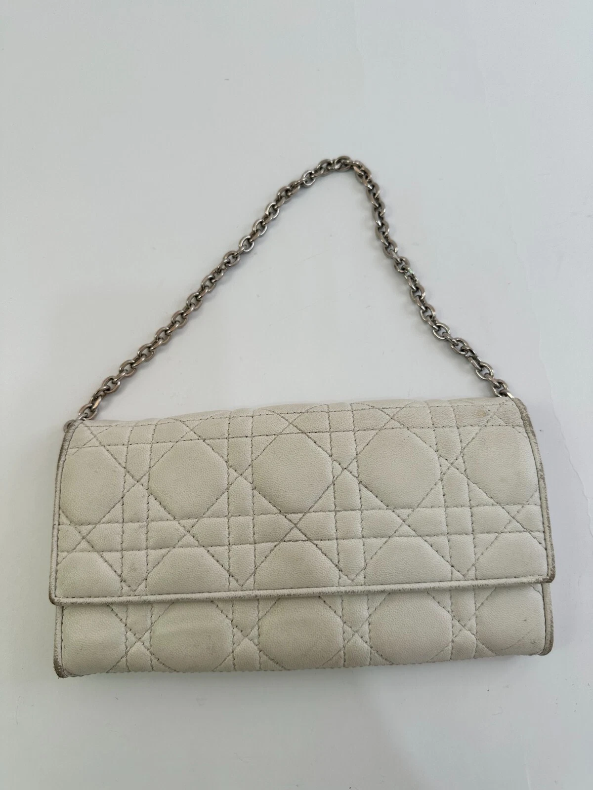 Portefeuille rendez vous Dior en cuir cannage blanc sur chaîne